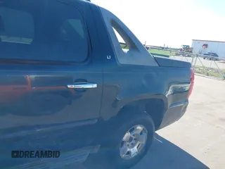 2008 Chevrolet Avalanche LTZ z VIN 3GNFK12338G139684, wystawiony jako IAAI lot #42232957 z przebiegiem 280 661 mil mil oraz . Historia ofert i sprzedaży dostępna na DreamBid. Obrazek 6.