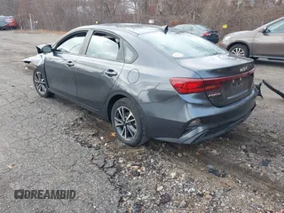 2022 Kia Forte LXS z VIN 3KPF24AD2NE501838, wystawiony jako IAAI lot #41022349 z przebiegiem 37 375 mil mil oraz . Historia ofert i sprzedaży dostępna na DreamBid. Obrazek 3.