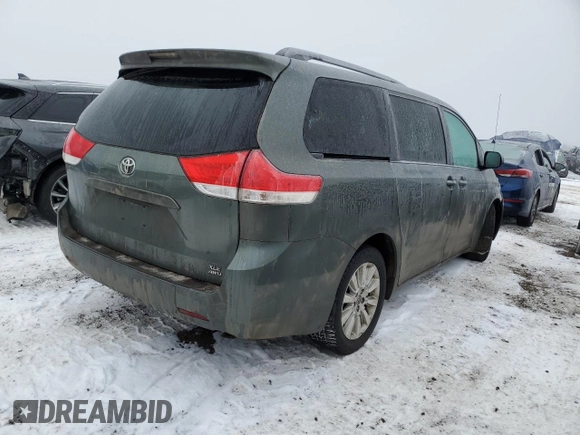 2013 Toyota Sienna XLE z VIN 5TDDK3DC1DS054184, wystawiony jako Copart lot #44821285 z przebiegiem 214 218 mil mil oraz Nie do naprawy • Non repairable. Historia ofert i sprzedaży dostępna na DreamBid. Obrazek 3.