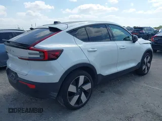 2024 Volvo C40 Plus z VIN YV4ER3GL0R2104189, wystawiony jako IAAI lot #42113357 z przebiegiem 8 686 mil mil oraz . Historia ofert i sprzedaży dostępna na DreamBid. Obrazek 4.