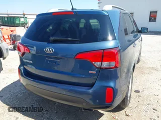 2015 Kia Sorento LX with VIN 5XYKTCA65FG611522, listed as a IAAI auction lot 41861461 with 200,615 mi miles. Bid and sale history available at carsss.com. Image 4.