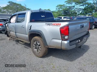 2018 Toyota Tacoma SR z VIN 3TMCZ5AN7JM156092, wystawiony jako IAAI lot #41642391 z przebiegiem 65 805 mil mil oraz . Historia ofert i sprzedaży dostępna na DreamBid. Obrazek 3.