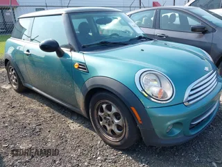 2012 MINI Hardtop z VIN WMWSU3C58CT185467, wystawiony jako IAAI lot #42400558 z przebiegiem 303 230 mil mil oraz . Historia ofert i sprzedaży dostępna na DreamBid. Obrazek 1.