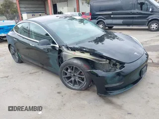 2018 Tesla Model 3 Long Range Battery z VIN 5YJ3E1EA1JF171879, wystawiony jako IAAI lot #42050323 z przebiegiem 126 460 mil mil oraz . Historia ofert i sprzedaży dostępna na DreamBid. Obrazek 1.