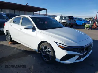 2024 Hyundai Elantra SEL z VIN KMHLS4DG8RU656406, wystawiony jako IAAI lot #41240399 z przebiegiem 14 751 mil mil oraz . Historia ofert i sprzedaży dostępna na DreamBid. Obrazek 1.