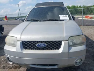2007 Ford Escape Limited with VIN 1FMCU04167KA09610, listed as a IAAI auction lot 42110400 with 250,550 mi miles. Bid and sale history available at carsss.com. Image 5.