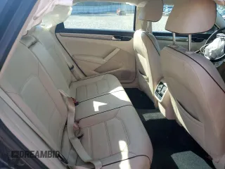 2017 Volkswagen Passat SE z VIN 1VWBT7A32HC018878, wystawiony jako Copart lot #53029885 z przebiegiem Nie podano mil oraz Szkoda całkowita • Salvage title. Historia ofert i sprzedaży dostępna na DreamBid. Obrazek 10.