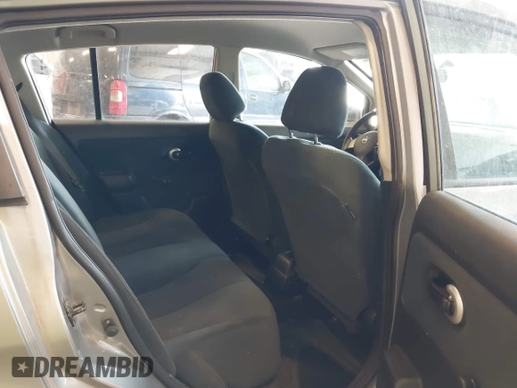 2010 Nissan Versa S z VIN 3N1BC1CP2AL390914, wystawiony jako IAAI lot #42475906 z przebiegiem 124 700 mil mil oraz . Historia ofert i sprzedaży dostępna na DreamBid. Obrazek 8.