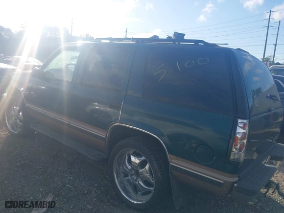 1998 Chevrolet Tahoe with VIN 1GNEK13R1WJ302987, listed as a IAAI auction lot 40491593 with 999,999 mi miles. Bid and sale history available at carsss.com. Image 3.