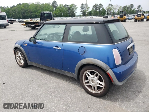 2005 MINI Hardtop z VIN WMWRC33575TJ72830, wystawiony jako Copart lot #53948105 z przebiegiem 121 751 mil mil oraz Szkoda całkowita • Salvage title. Historia ofert i sprzedaży dostępna na DreamBid. Obrazek 2.