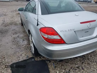 2005 Mercedes-Benz SLK 230/320 z VIN WDBWK56FX5F075529, wystawiony jako IAAI lot #41535391 z przebiegiem 104 792 mil mil oraz . Historia ofert i sprzedaży dostępna na DreamBid. Obrazek 6.