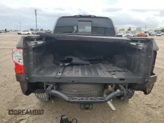 2017 Nissan Titan SV z VIN 1N6AA1E64HN517933, wystawiony jako Copart lot #72793864 z przebiegiem 60 572 mil mil oraz Szkoda całkowita • Salvage title. Historia ofert i sprzedaży dostępna na DreamBid. Obrazek 6.