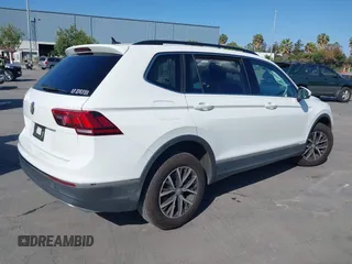 2020 Volkswagen Tiguan SE z VIN 3VV3B7AX8LM120160, wystawiony jako IAAI lot #42316791 z przebiegiem 38 702 mil mil oraz . Historia ofert i sprzedaży dostępna na DreamBid. Obrazek 4.