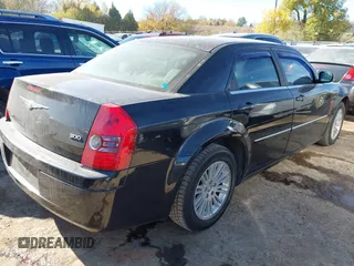 2009 Chrysler 300 LX z VIN 2C3KA43D09H577989, wystawiony jako IAAI lot #40934677 z przebiegiem 135 967 mil mil oraz . Historia ofert i sprzedaży dostępna na DreamBid. Obrazek 4.
