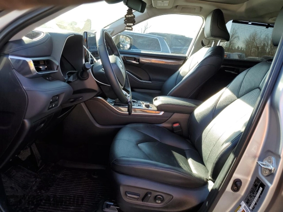 2023 Toyota Highlander L with VIN 5TDKDRBH1PS047176, listed as a Copart auction lot 47275345 with 19,473 mi miles and Salvage title. Bid and sale history available at DreamBid. Image 7.