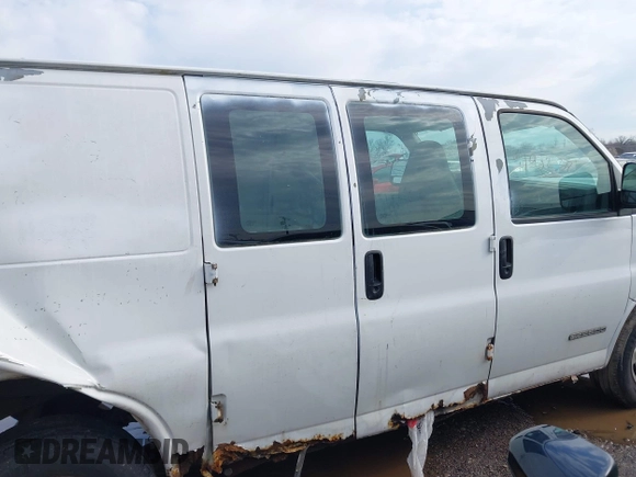 2003 GMC Savana z VIN 1GTFG25T831215242, wystawiony jako IAAI lot #41902381 z przebiegiem 260 499 mil mil oraz . Historia ofert i sprzedaży dostępna na DreamBid. Obrazek 12.