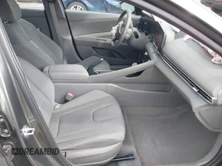2024 Hyundai Elantra SEL z VIN KMHLM4DG9RU784034, wystawiony jako IAAI lot #41768840 z przebiegiem 8 606 mil mil oraz . Historia ofert i sprzedaży dostępna na DreamBid. Obrazek 5.