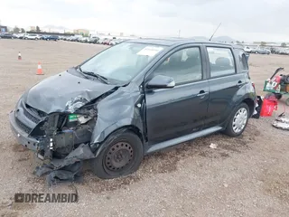 2006 Scion xA z VIN JTKKT604960145352, wystawiony jako IAAI lot #42048930 z przebiegiem 171 586 mil mil oraz . Historia ofert i sprzedaży dostępna na DreamBid. Obrazek 2.