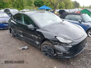 2024 Tesla Model Y Long Range z VIN 7SAYGDEE5RF130335, wystawiony jako IAAI lot #42250979 z przebiegiem 20 300 mil mil oraz . Historia ofert i sprzedaży dostępna na DreamBid. Obrazek 6.