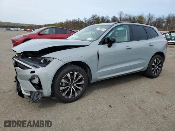2024 Volvo XC60 Plus Dark Theme z VIN YV4L12RL3R1710498, wystawiony jako Copart lot #51565325 z przebiegiem 18 939 mil mil oraz Szkoda całkowita • Salvage title. Historia ofert i sprzedaży dostępna na DreamBid. Obrazek 1.