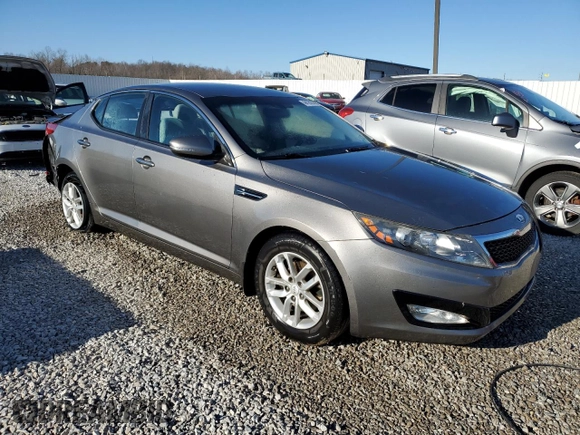 2013 Kia Optima LX z VIN 5XXGM4A76DG244326, wystawiony jako Copart lot #48129005 z przebiegiem 102 501 mil mil oraz Nie do naprawy • Non repairable. Historia ofert i sprzedaży dostępna na DreamBid. Obrazek 4.