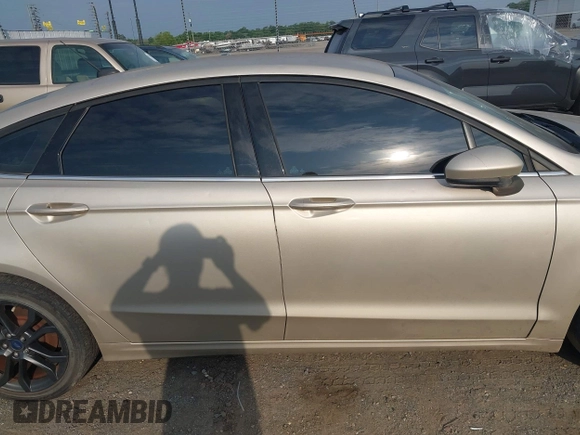 2018 Ford Fusion SE z VIN 3FA6P0HD6JR279927, wystawiony jako IAAI lot #42430172 z przebiegiem 145 080 mil mil oraz . Historia ofert i sprzedaży dostępna na DreamBid. Obrazek 19.