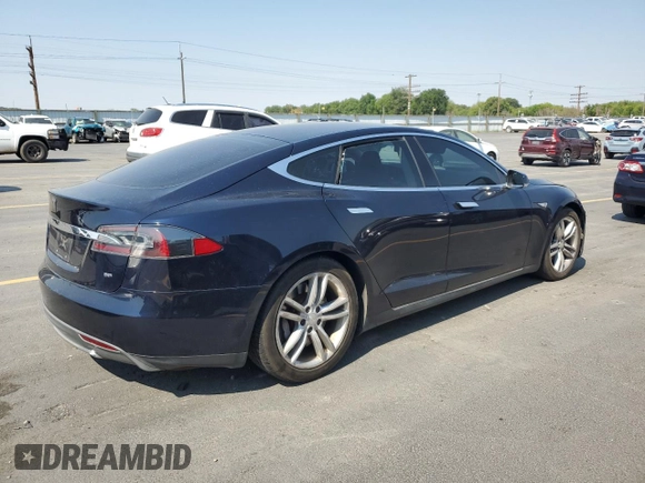 2013 Tesla Model S z VIN 5YJSA1CNXDFP18794, wystawiony jako Copart lot #65090105 z przebiegiem 168 102 mil mil oraz Czysty tytuł • Clean title. Historia ofert i sprzedaży dostępna na DreamBid. Obrazek 3.