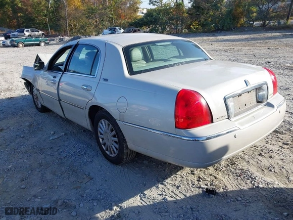 2005 Lincoln Town Car Signature Limited with VIN 1LNHM82W05Y641760, listed as a IAAI auction lot 40753815 with 210,907 mi miles. Bid and sale history available at carsss.com. Image 3.