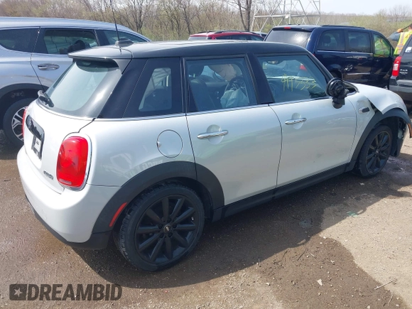 2016 MINI Hardtop 4 Door z VIN WMWXU1C54G2A93779, wystawiony jako IAAI lot #41933339 z przebiegiem 85 000 mil mil oraz . Historia ofert i sprzedaży dostępna na DreamBid. Obrazek 4.