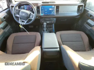 2021 Ford Bronco z VIN 1FMDE5AP0MLA98152, wystawiony jako Copart lot #84872094 z przebiegiem 10 907 mil mil oraz Szkoda całkowita • Salvage title. Historia ofert i sprzedaży dostępna na DreamBid. Obrazek 8.