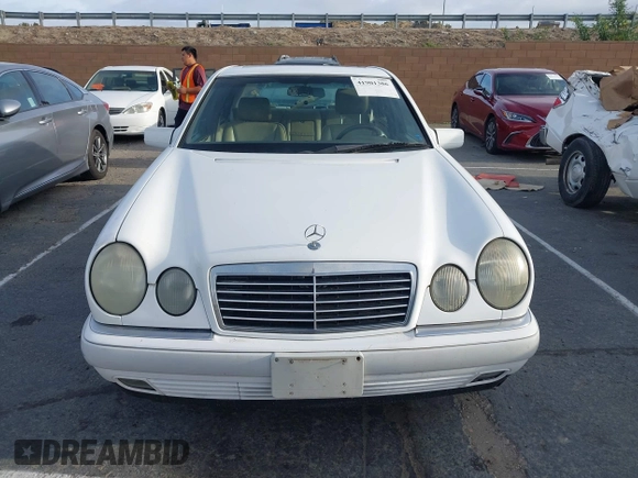 1997 Mercedes-Benz E-Class with VIN WDBJF55F8VJ031834, listed as a IAAI auction lot 41901306 with 1 mi miles. Bid and sale history available at carsss.com. Image 12.