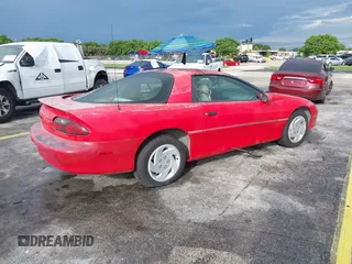 1995 Chevrolet Camaro z VIN 2G1FP22S2S2160911, wystawiony jako IAAI lot #42413545 z przebiegiem 32 767 mil mil oraz . Historia ofert i sprzedaży dostępna na DreamBid. Obrazek 4.