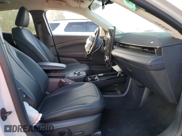 2022 Ford Mustang Mach-E Premium z VIN 3FMTK3R79NMA24032, wystawiony jako Copart lot #64334882 z przebiegiem Nie podano mil oraz . Historia ofert i sprzedaży dostępna na DreamBid. Obrazek 5.