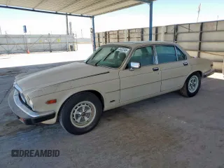 1985 Jaguar XJ z VIN SAJAV1343FC415087, wystawiony jako Copart lot #59682245 z przebiegiem 145 950 mil mil oraz Czysty tytuł • Clean title. Historia ofert i sprzedaży dostępna na DreamBid. Obrazek 1.