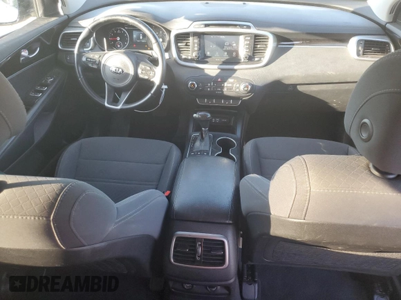 2017 Kia Sorento LX z VIN 5XYPGDA36HG263139, wystawiony jako Copart lot #52196675 z przebiegiem 89 401 mil mil oraz Szkoda całkowita • Salvage title. Historia ofert i sprzedaży dostępna na DreamBid. Obrazek 8.