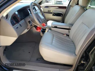 2003 Lincoln Town Car z VIN 1LJFM81WX3Y681139, wystawiony jako Copart lot #49991105 z przebiegiem 85 206 mil mil oraz Czysty tytuł • Clean title. Historia ofert i sprzedaży dostępna na DreamBid. Obrazek 7.
