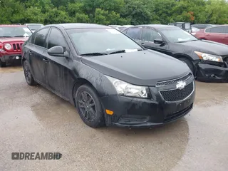 2014 Chevrolet Cruze LS z VIN 1G1PA5SHXE7147140, wystawiony jako IAAI lot #42472961 z przebiegiem 115 595 mil mil oraz . Historia ofert i sprzedaży dostępna na DreamBid. Obrazek 1.