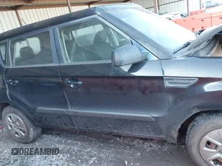 2011 Kia Soul with VIN KNDJT2A17B7733770, listed as a IAAI auction lot 41250008 with 182,515 mi miles. Bid and sale history available at carsss.com. Image 13.