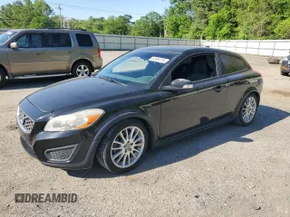 2011 Volvo C30 z VIN YV1672MK1B2212341, wystawiony jako Copart lot #52566705 z przebiegiem 170 053 mil mil oraz Szkody całkowita. Historia ofert i sprzedaży dostępna na DreamBid. Obrazek 1.