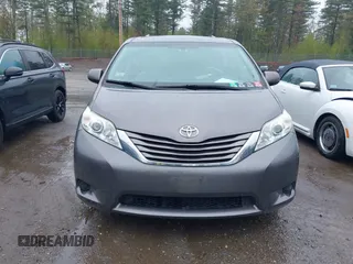 2015 Toyota Sienna LE AAS z VIN 5TDKK3DCXFS530765, wystawiony jako IAAI lot #42106089 z przebiegiem 113 115 mil mil oraz . Historia ofert i sprzedaży dostępna na DreamBid. Obrazek 13.
