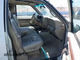 1999 Cadillac Escalade z VIN 1GYEK13R5XR417727, wystawiony jako IAAI lot #42281734 z przebiegiem 220 474 mil mil oraz . Historia ofert i sprzedaży dostępna na DreamBid. Obrazek 5.