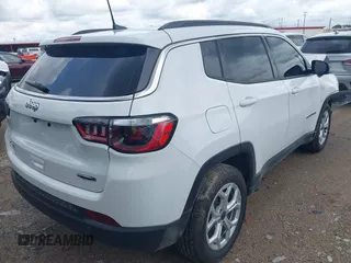 2025 Jeep Compass Latitude с VIN 3C4NJDBN5ST597722, выставлен на аукционе IAAI как лот 42499155 с пробегом 1 663 миль миль и . История ставок и продаж доступна на DreamBid. Изображение 4.