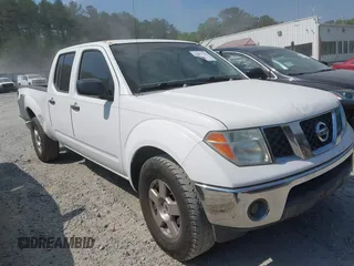 2007 Nissan Frontier SE z VIN 1N6AD09U87C421940, wystawiony jako IAAI lot #42051182 z przebiegiem 235 216 mil mil oraz . Historia ofert i sprzedaży dostępna na DreamBid. Obrazek 1.