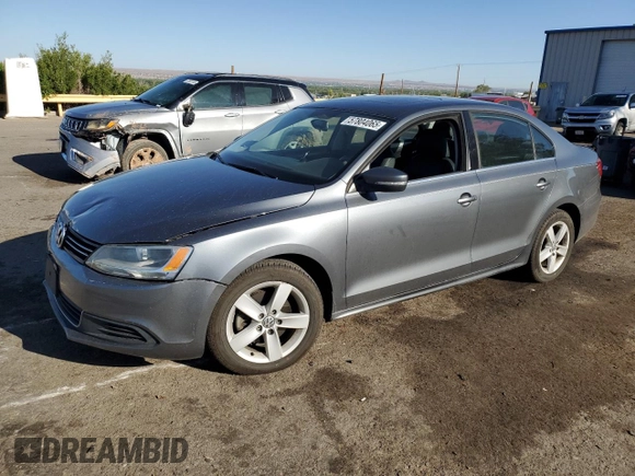 2014 Volkswagen Jetta TDI w/Premium z VIN 3VWLL7AJ8EM385667, wystawiony jako Copart lot #57804065 z przebiegiem 122 020 mil mil oraz Szkoda całkowita • Salvage title. Historia ofert i sprzedaży dostępna na DreamBid. Obrazek 1.