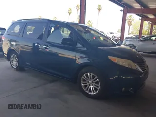 2011 Toyota Sienna XLE AAS z VIN 5TDYK3DC2BS027641, wystawiony jako IAAI lot #42076632 z przebiegiem 182 797 mil mil oraz . Historia ofert i sprzedaży dostępna na DreamBid. Obrazek 1.