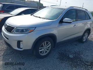 2014 Kia Sorento LX z VIN 5XYKT3A66EG550034, wystawiony jako IAAI lot #42166131 z przebiegiem 226 066 mil mil oraz . Historia ofert i sprzedaży dostępna na DreamBid. Obrazek 2.