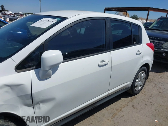 2012 Nissan Versa S z VIN 3N1BC1CP5CK239249, wystawiony jako IAAI lot #42193075 z przebiegiem 138 025 mil mil oraz . Historia ofert i sprzedaży dostępna na DreamBid. Obrazek 14.