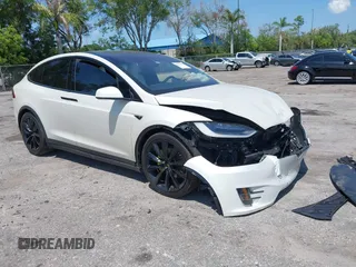 2016 Tesla Model X 70D z VIN 5YJXCBE25GF011910, wystawiony jako IAAI lot #42311501 z przebiegiem 83 852 mil mil oraz . Historia ofert i sprzedaży dostępna na DreamBid. Obrazek 1.