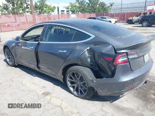 2020 Tesla Model 3 Standard Range Plus z VIN 5YJ3E1EA4LF597181, wystawiony jako IAAI lot #42283159 z przebiegiem 109 993 mil mil oraz . Historia ofert i sprzedaży dostępna na DreamBid. Obrazek 3.