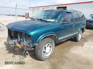 1998 Chevrolet Blazer LS z VIN 1GNDT13W7W2219654, wystawiony jako IAAI lot #42275733 z przebiegiem 150 384 mil mil oraz . Historia ofert i sprzedaży dostępna na DreamBid. Obrazek 18.